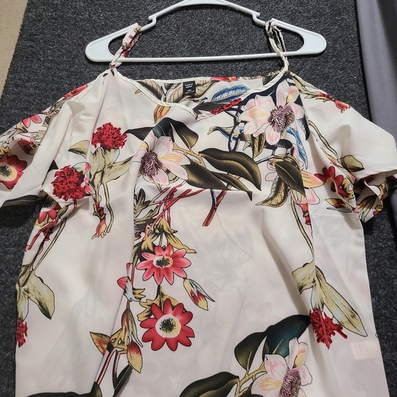 Plus Floral Cold Shoulder Blouse - Picture 3 of 3